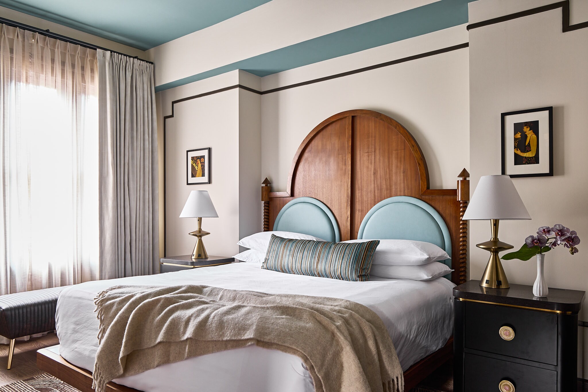 Кровать в гостиничном номере