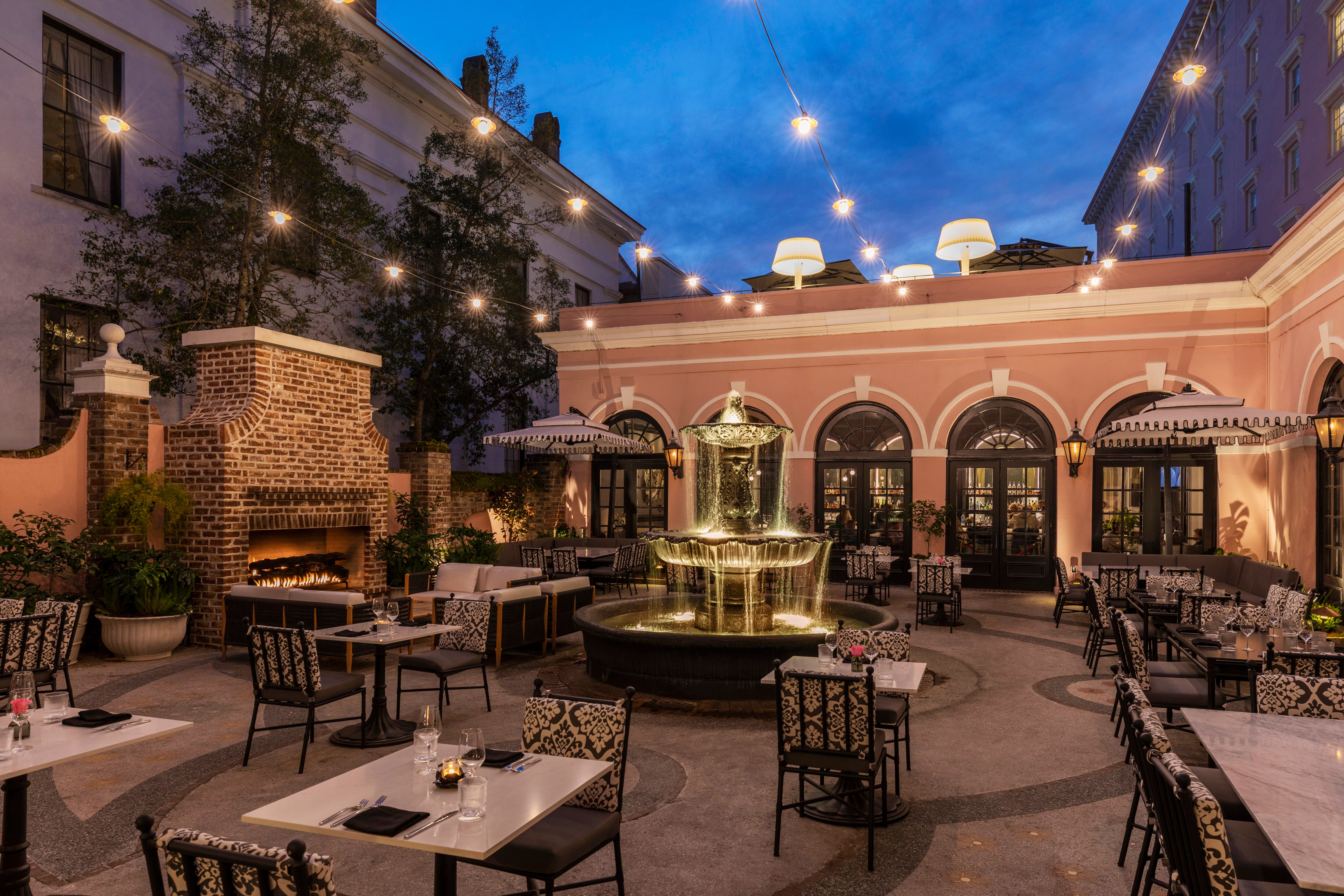 Večerní nádvoří