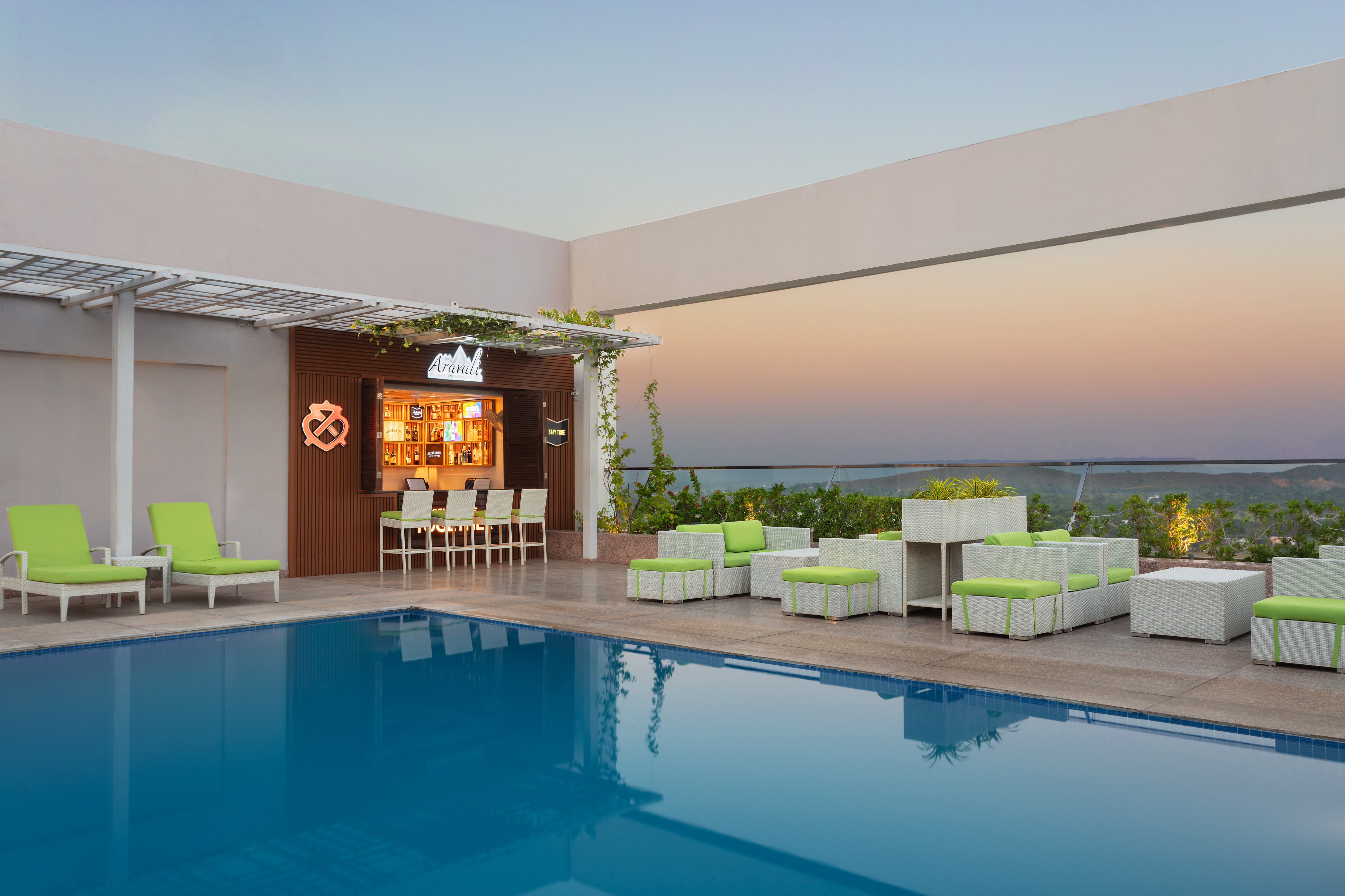 야외 수영장 공간 및 바