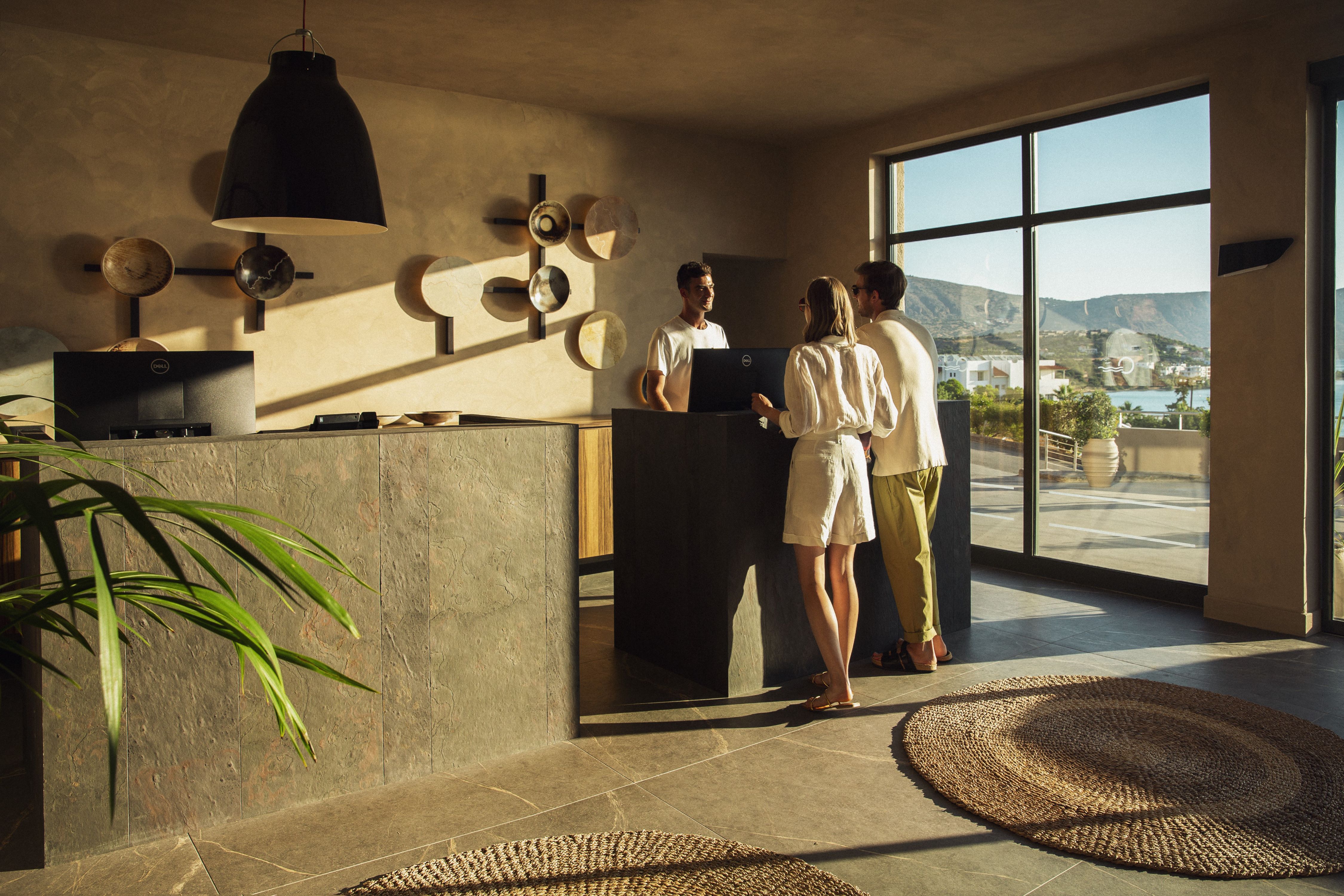 gasten en receptiemedewerker