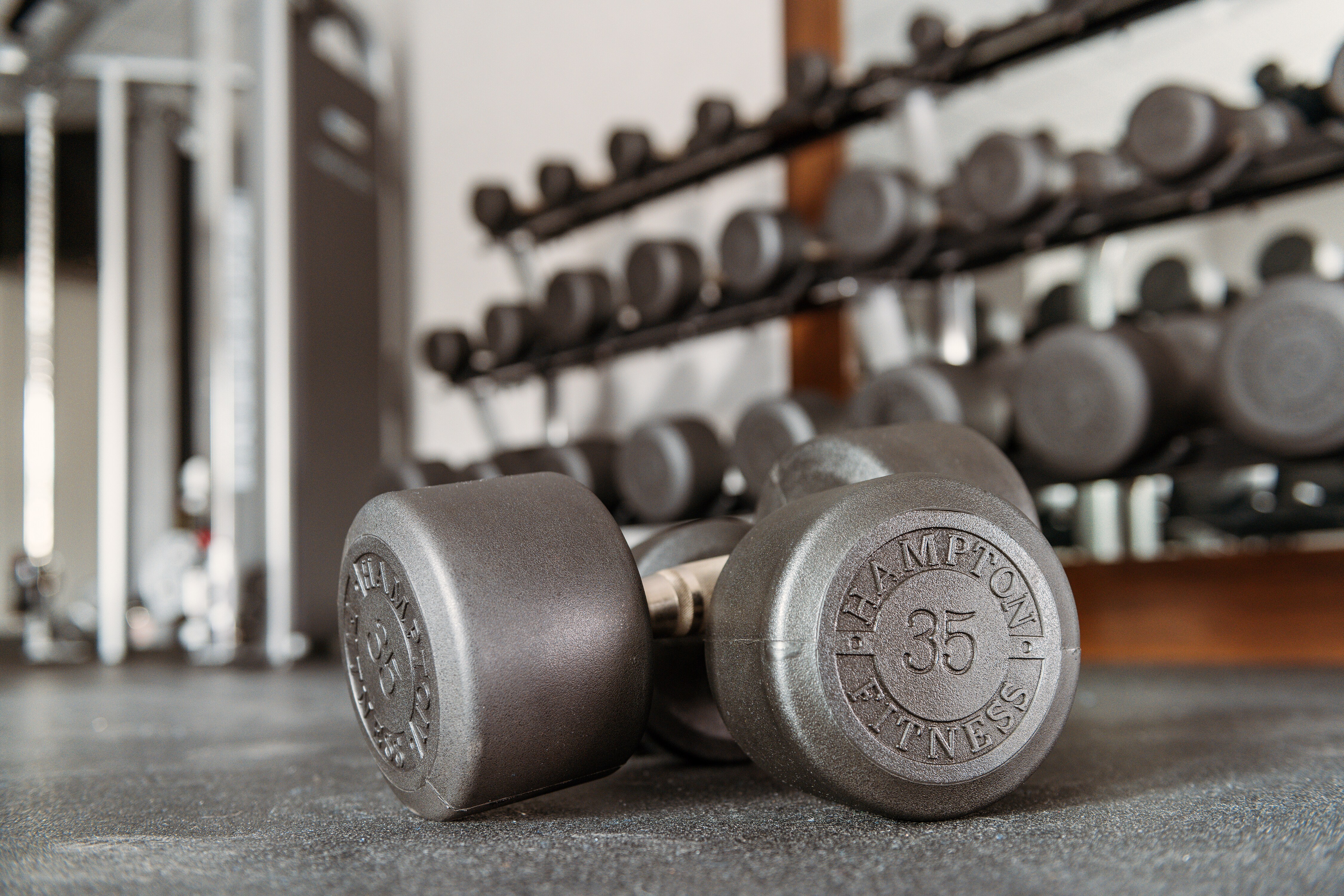 Centru de fitness cu prim plan cu gantere