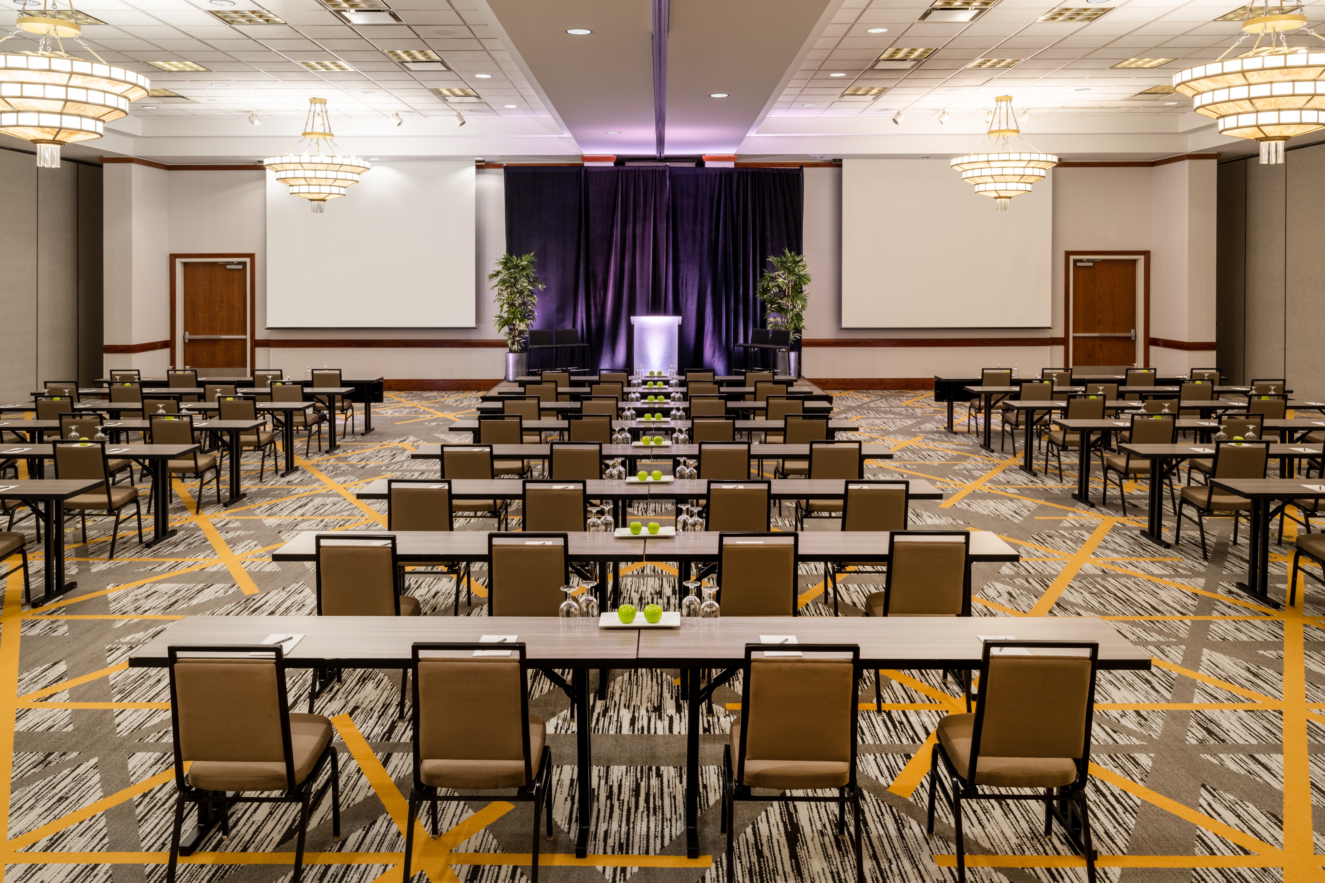 Portland Hotel Embassy Suites Portland Plan An Event   Pdxes Foyer At Dusk 1 