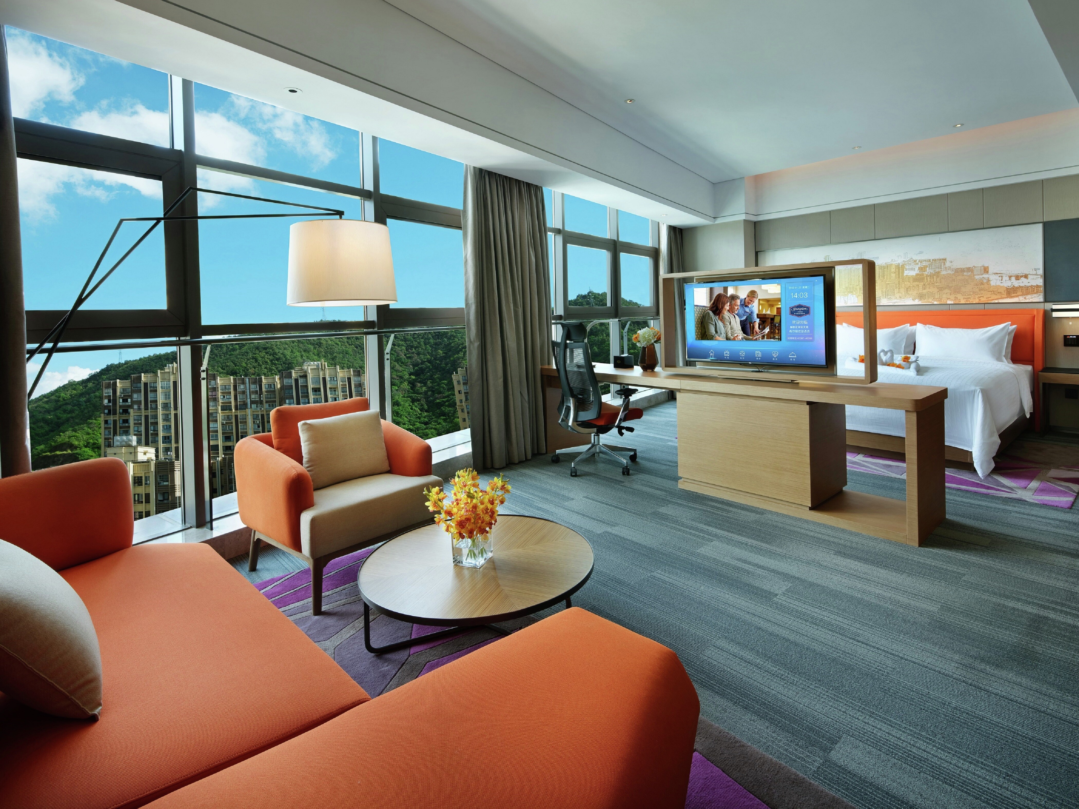 Suite dengan Tempat Tidur King dengan area Lounging, meja kerja, pemandangan luar